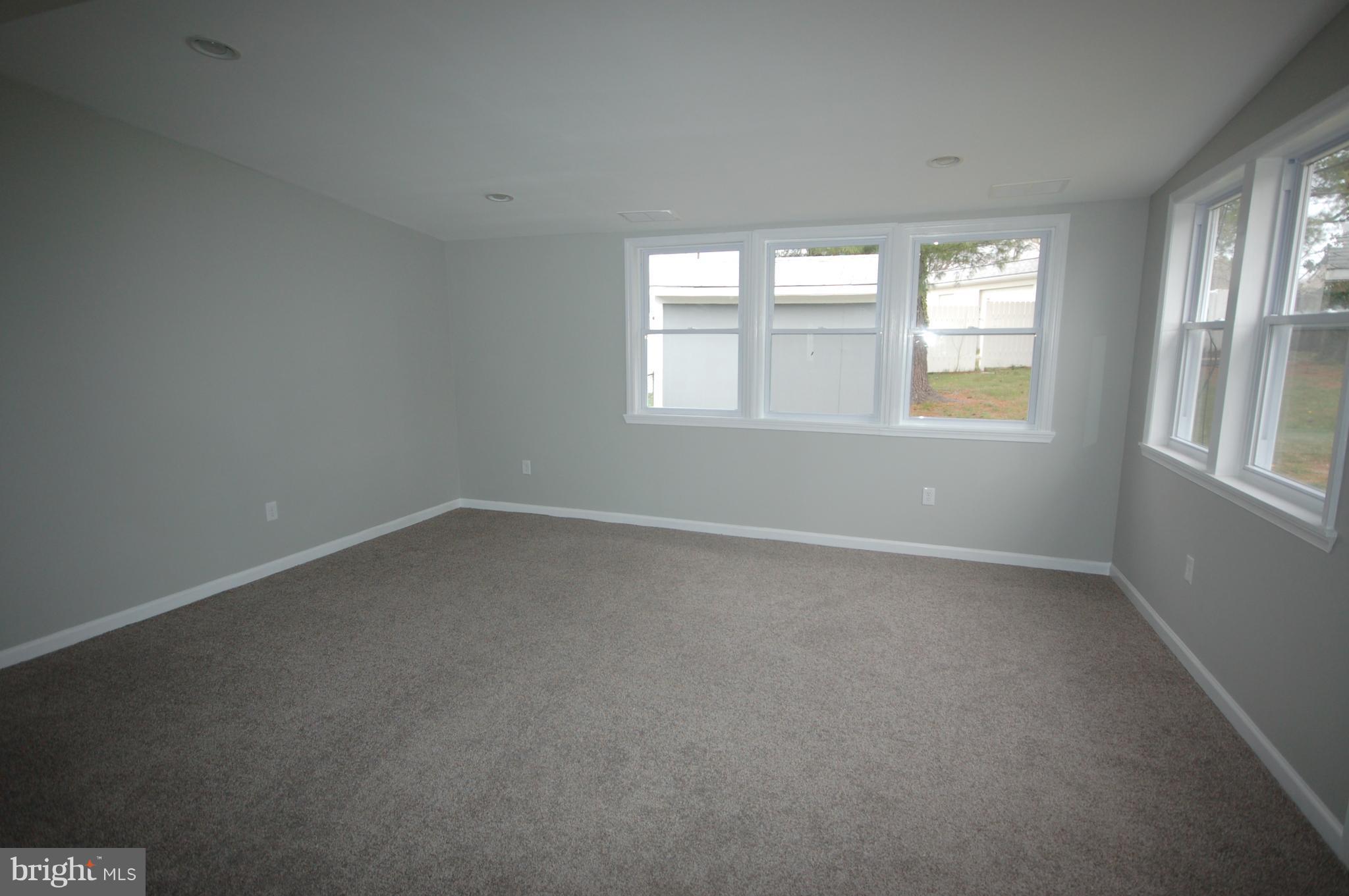 184 Dunlap Road Pasadena, MD 21122 - Photo 11 of 29 Living Room