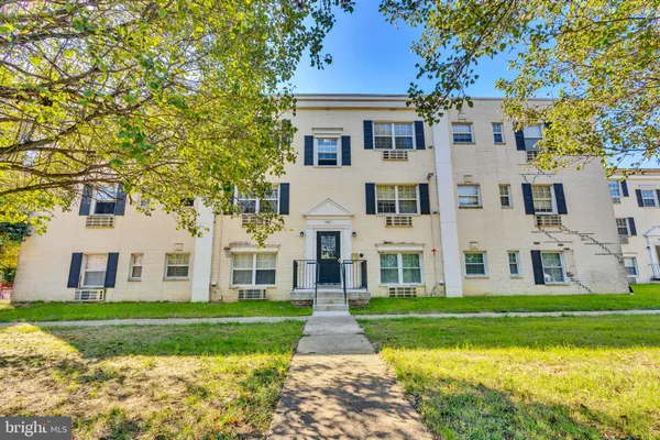 $2,000 | 2237 Farrington Avenue, Unit 203, Alexandria, VA 22303