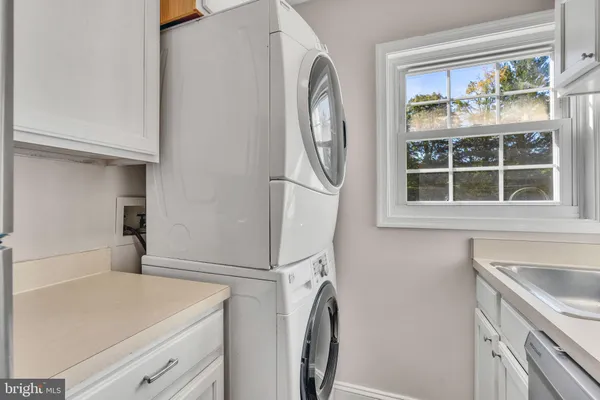 $2,000 | 2237 Farrington Avenue, Unit 203, Alexandria, VA 22303