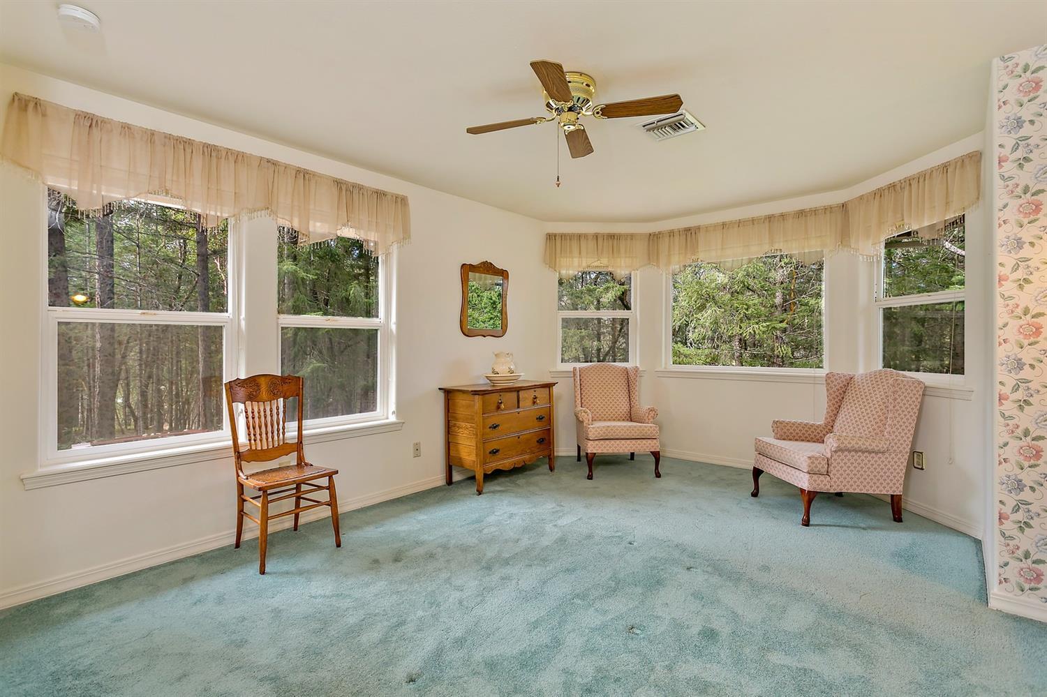 1000 Crow Road Merlin, OR 97532 - Photo 28 of 31 a living room with furniture and windows