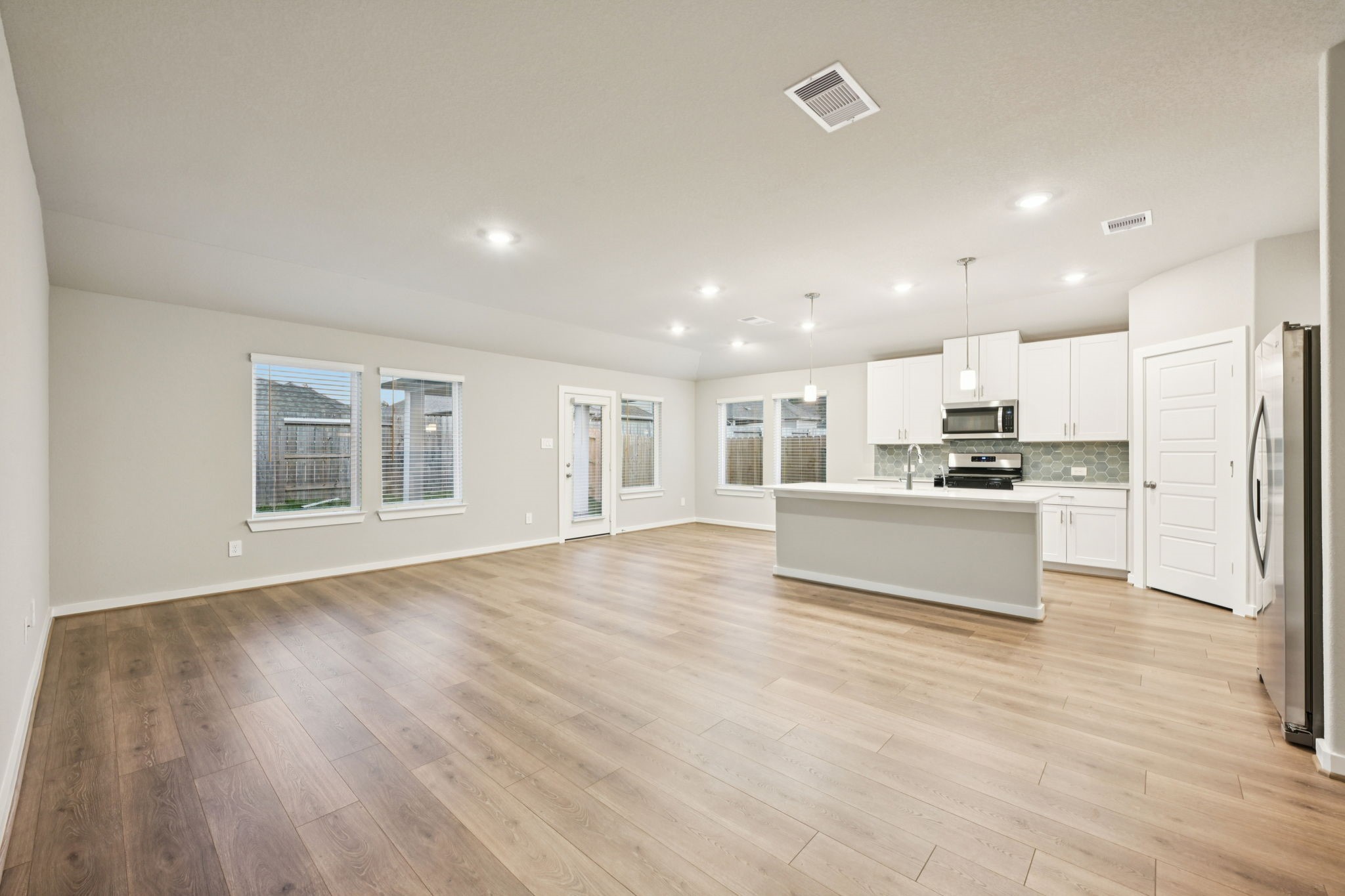 1657 Hopson Ranch Drive Conroe, TX 77301 - Photo 5 of 25 Photo is not of the actual home, but is an inspirational photo of builder’s model home and may depict options, furnishings, and/or decorator features that are not included