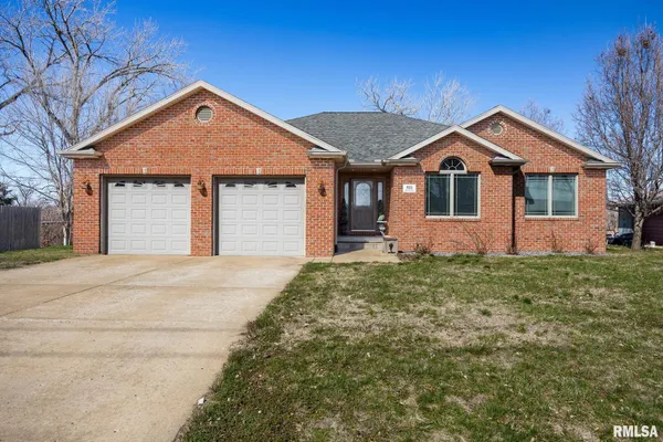 $309,900 | 925 Edgewater Drive, North Pekin, IL 61554