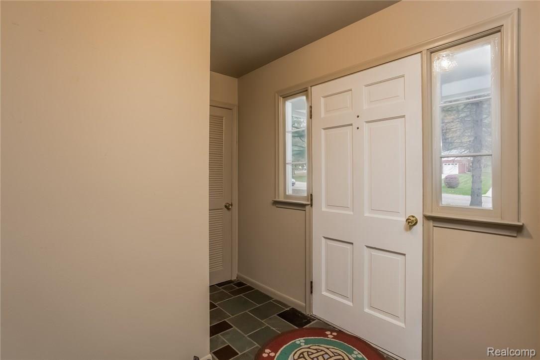 005-Foyer-2181139-medium.jpg