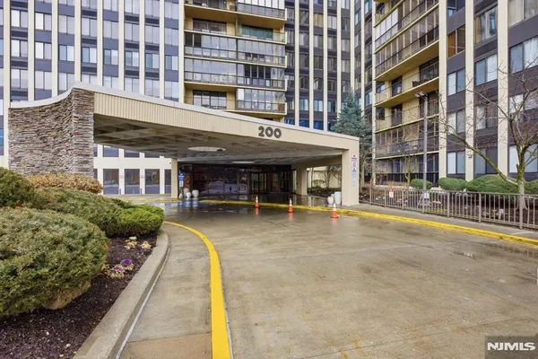 $3,000 | 200 Winston Drive, Unit 617, Cliffside Park, NJ 07010