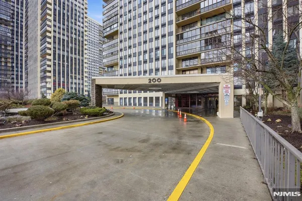 $3,000 | 200 Winston Drive, Unit 617, Cliffside Park, NJ 07010