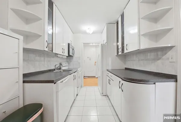 $3,000 | 200 Winston Drive, Unit 617, Cliffside Park, NJ 07010