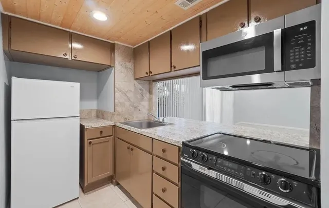 $1,375 | 408 Marshall Court, Unit 5, Fort Walton Beach, FL 32548