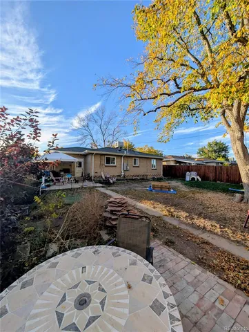a view of multiple houses with a yard