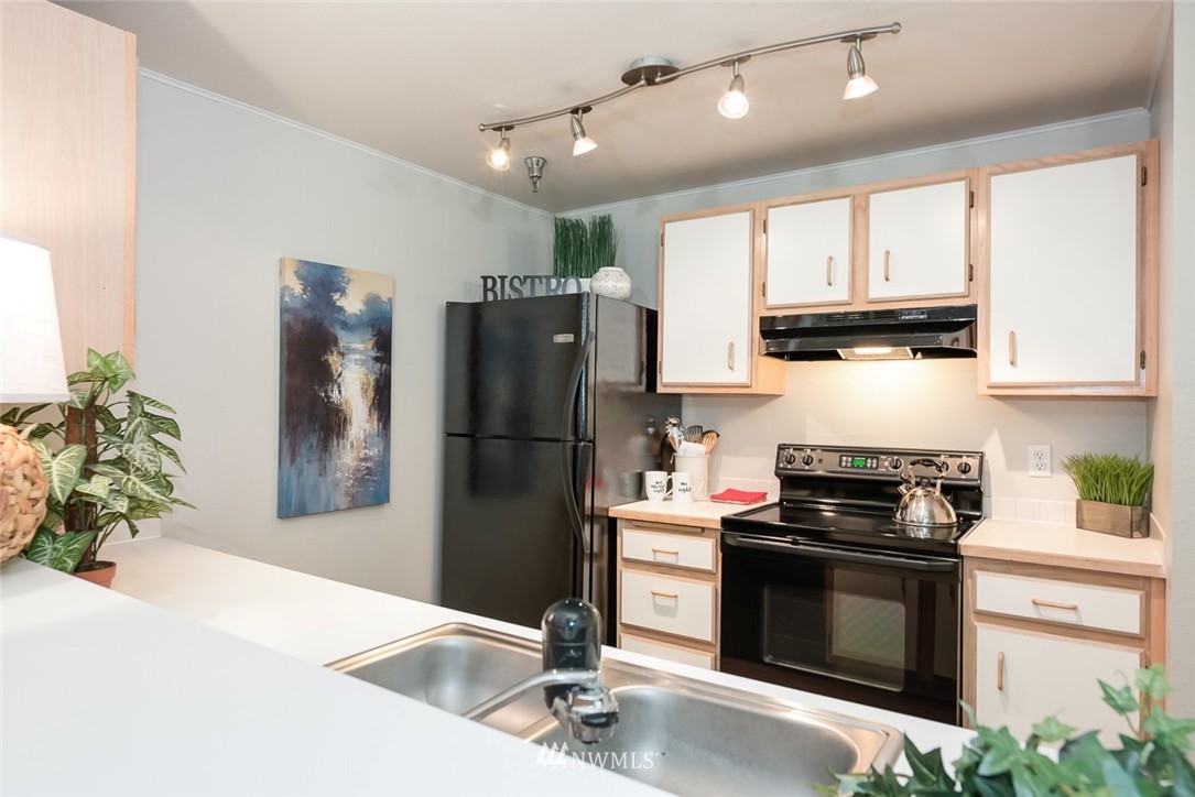 975 Aberdeen Avenue Northeast, Unit E207 Renton, WA 98056 - Photo 4 of 18
