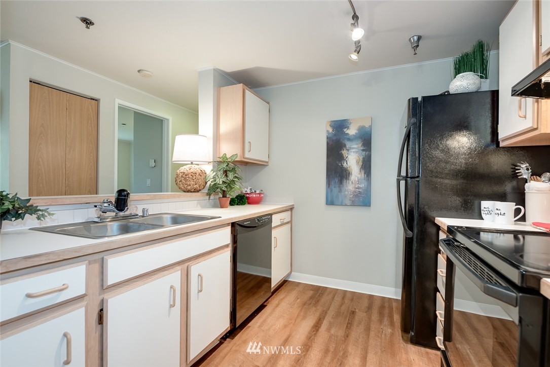 975 Aberdeen Avenue Northeast, Unit E207 Renton, WA 98056 - Photo 5 of 18