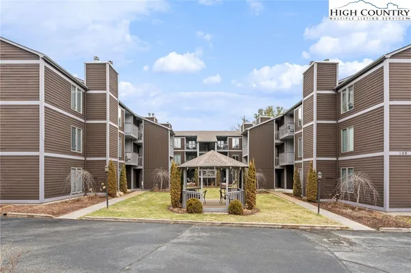 $439,900 | 145 Royal Oaks Drive, Unit 332, Blowing Rock, NC 28605