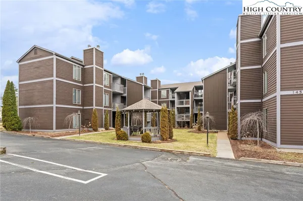 $439,900 | 145 Royal Oaks Drive, Unit 332, Blowing Rock, NC 28605