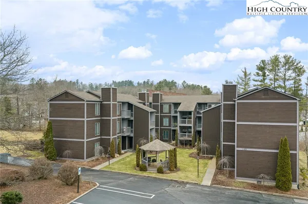 $439,900 | 145 Royal Oaks Drive, Unit 332, Blowing Rock, NC 28605