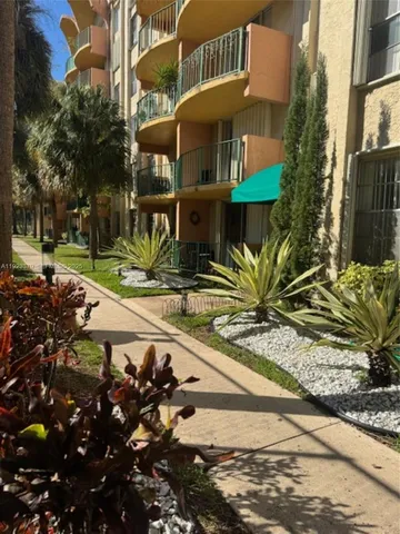 $1,825 | 9360 Fontainebleau Boulevard, Unit 308, Miami, FL 33172