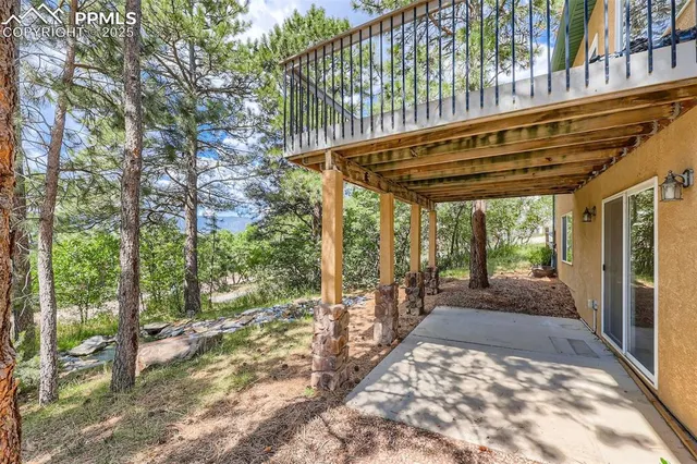 a view of a pathway with a backyard