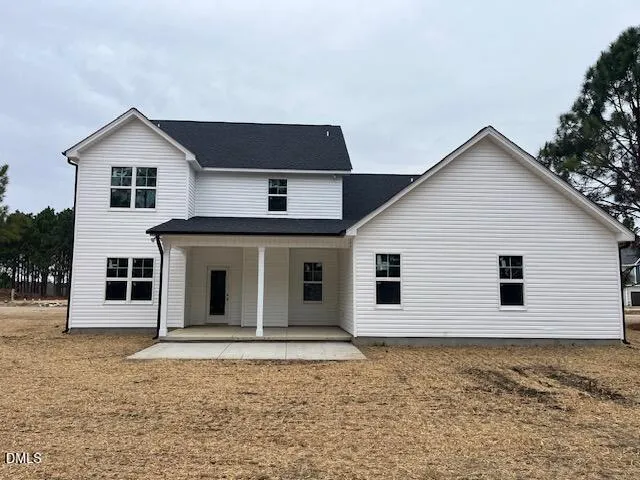 a view of a house with backyard