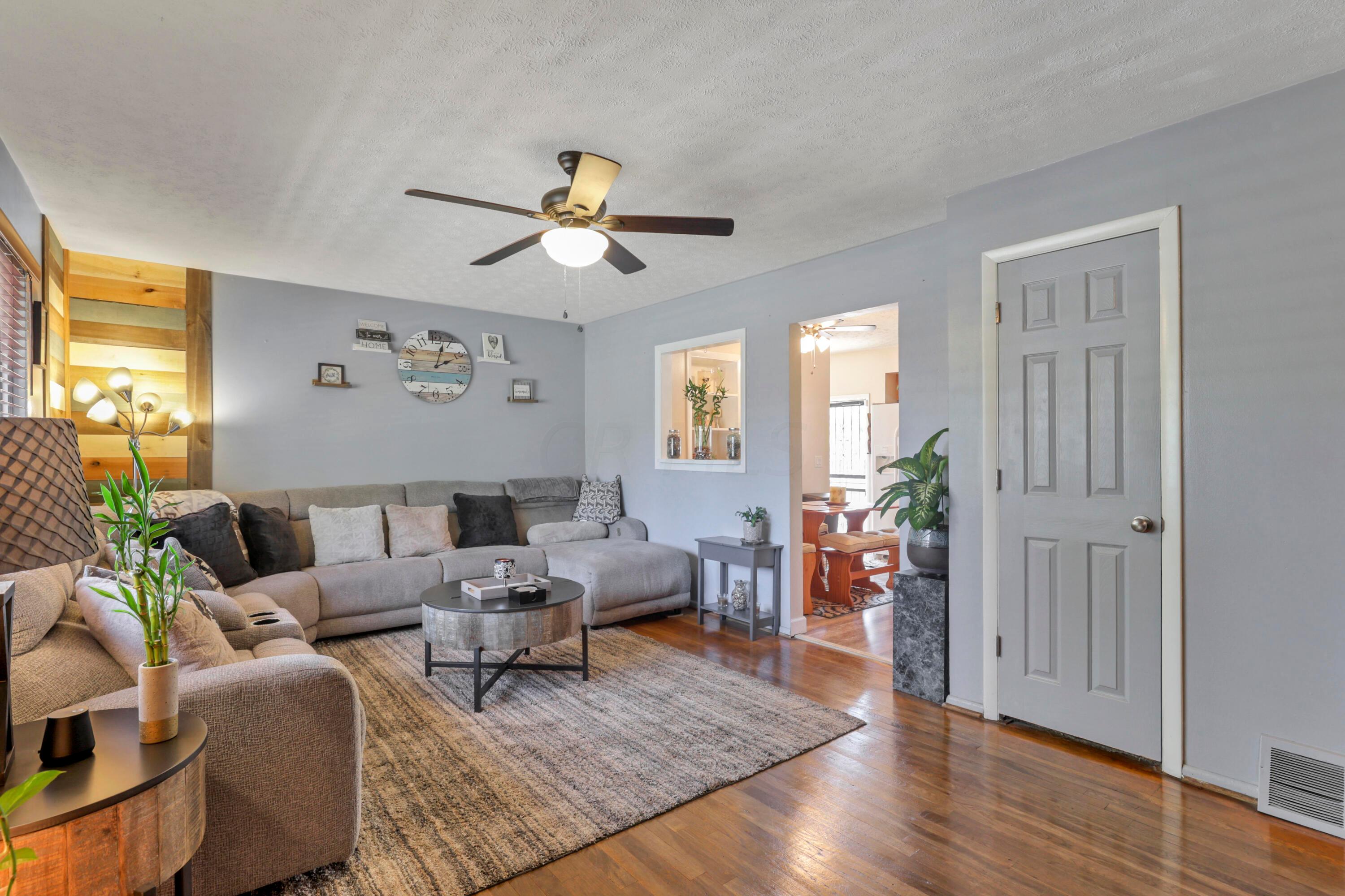 2835 Fleet Road Columbus, OH 43232 - Photo 5 of 37 Living Room