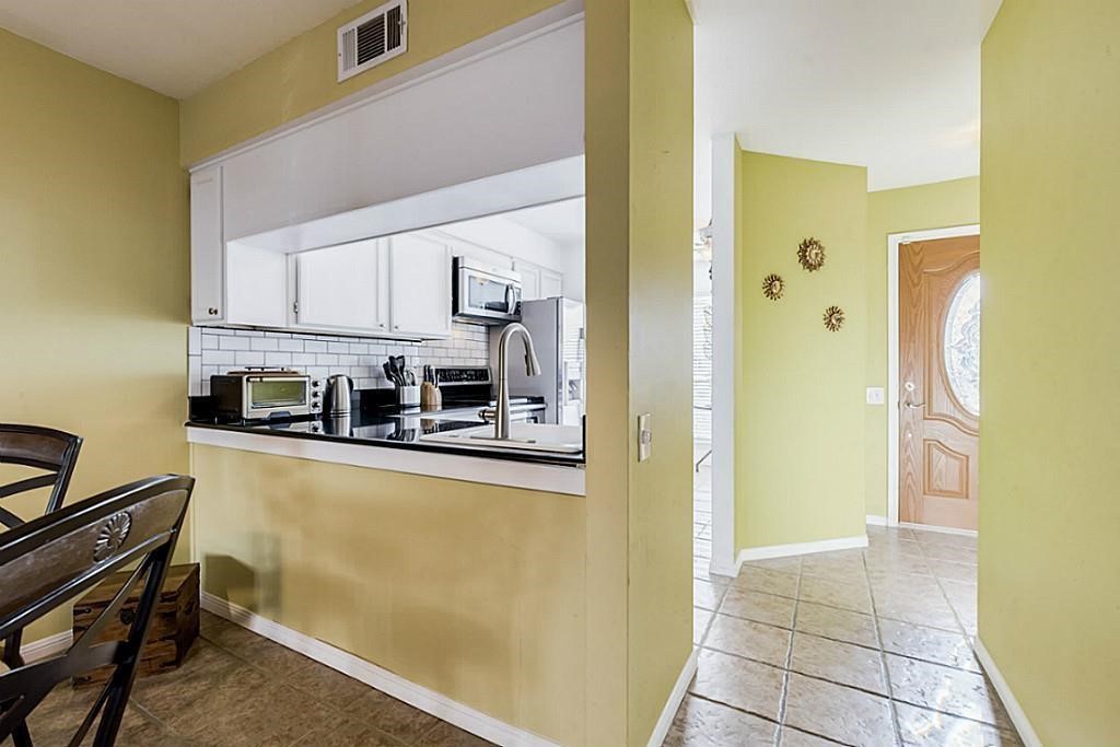 930 Rutland Street Houston, TX 77008 - Photo 7 of 23 Kitchen open to dining.