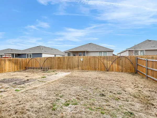 $2,350 | 156 Janice Road, Taylor, TX 76574