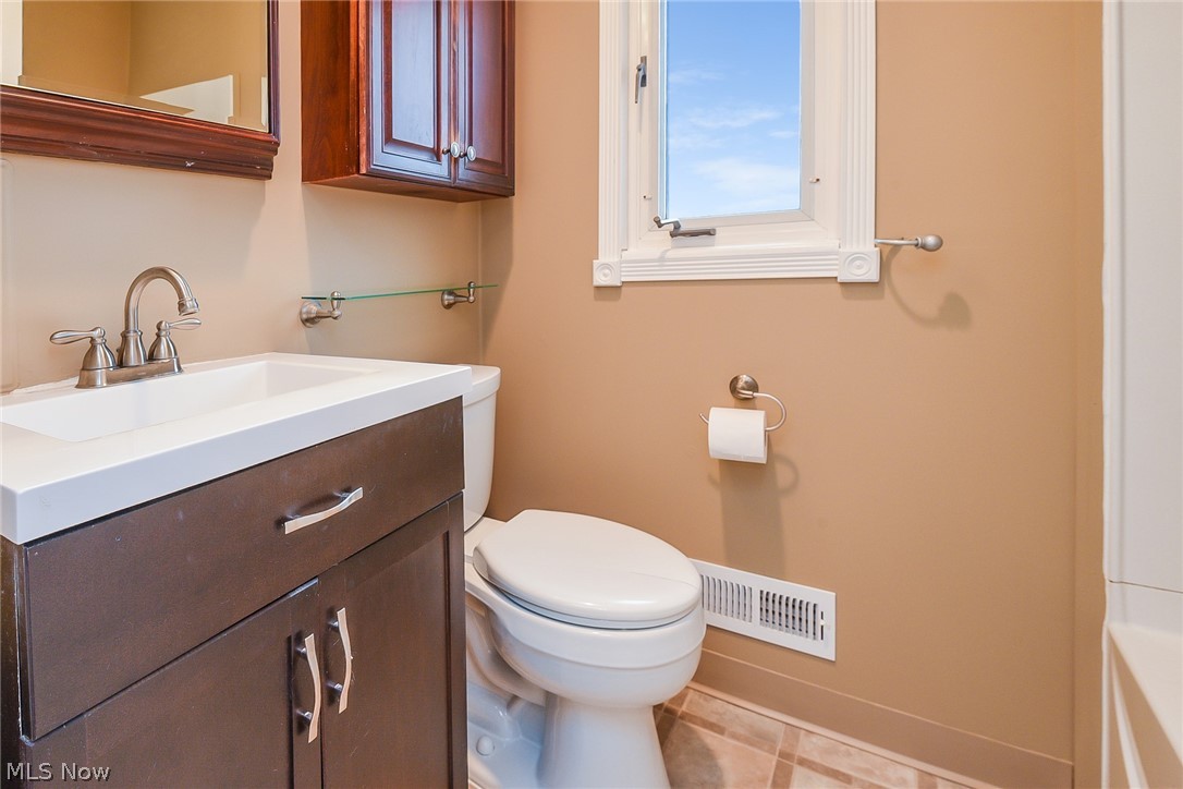 6385 Stanbury Road Parma, OH 44129 - Photo 18 of 35