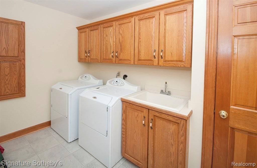 1803 Buell Court Rochester, MI 48306 - Photo 10 of 25 First Floor Laundry.jpg