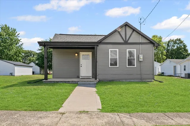 a view of a house with a yard