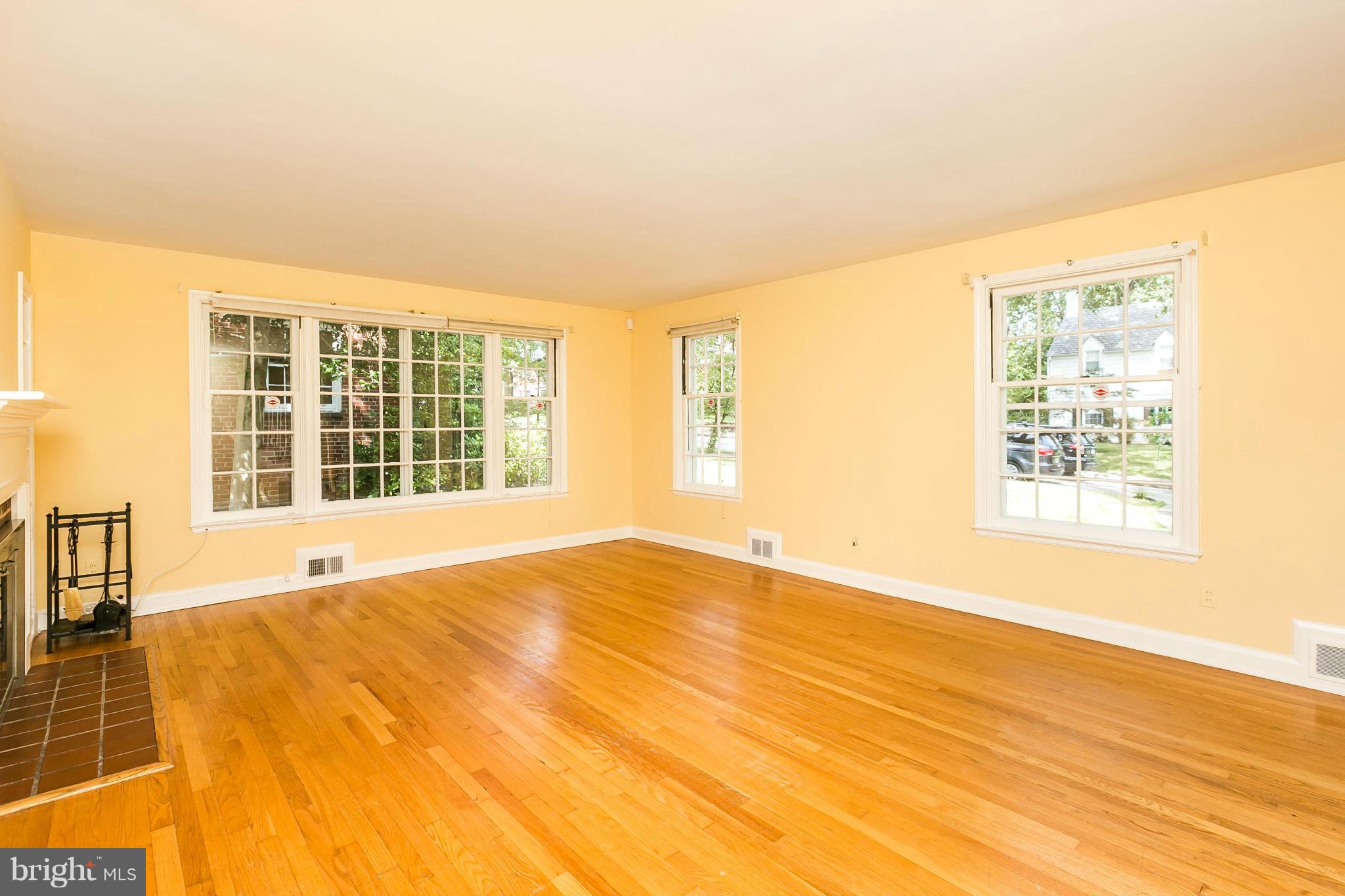 1217 Southview Road Baltimore, MD 21218 - Photo 5 of 29 Living Room