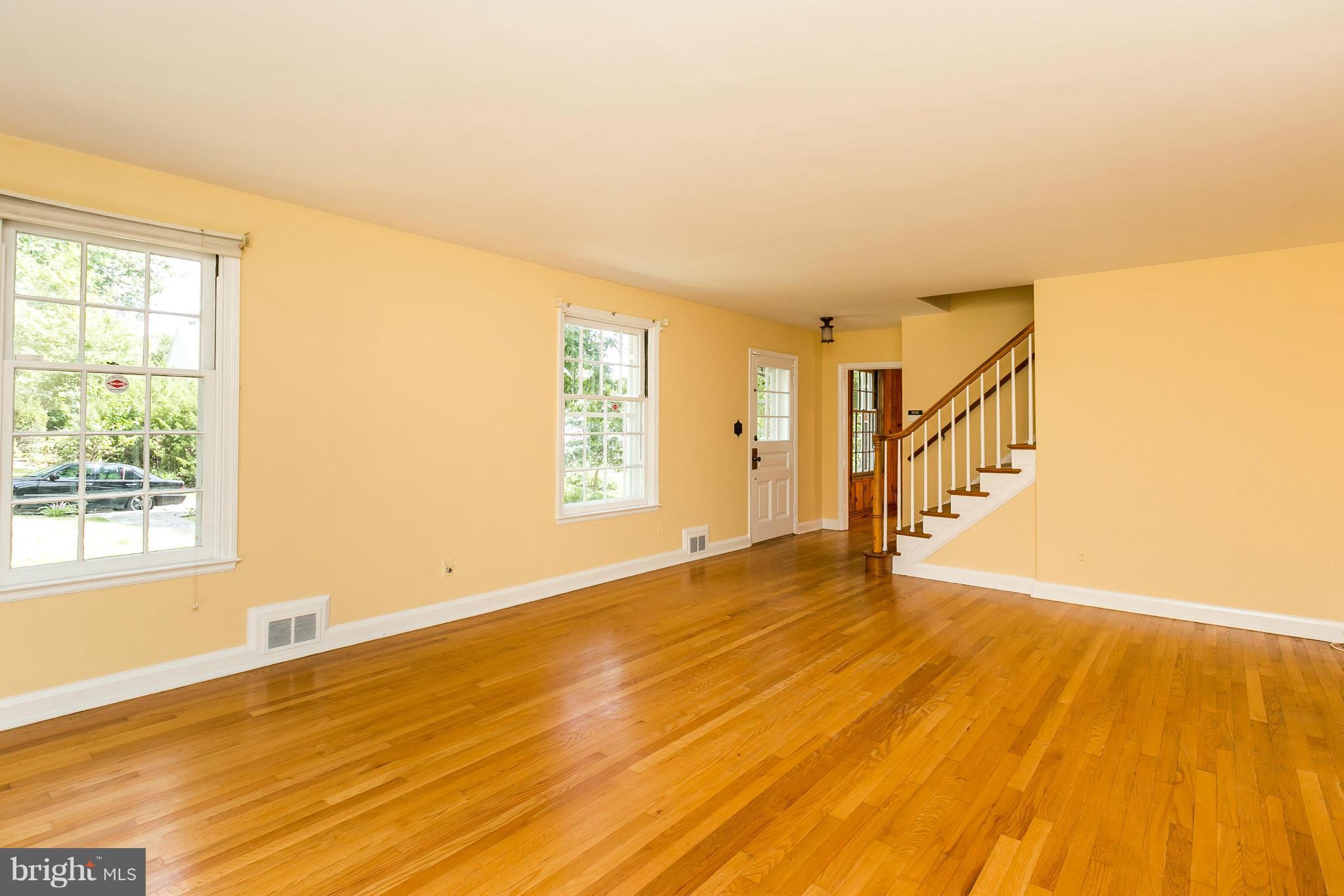 1217 Southview Road Baltimore, MD 21218 - Photo 6 of 29 Living Room