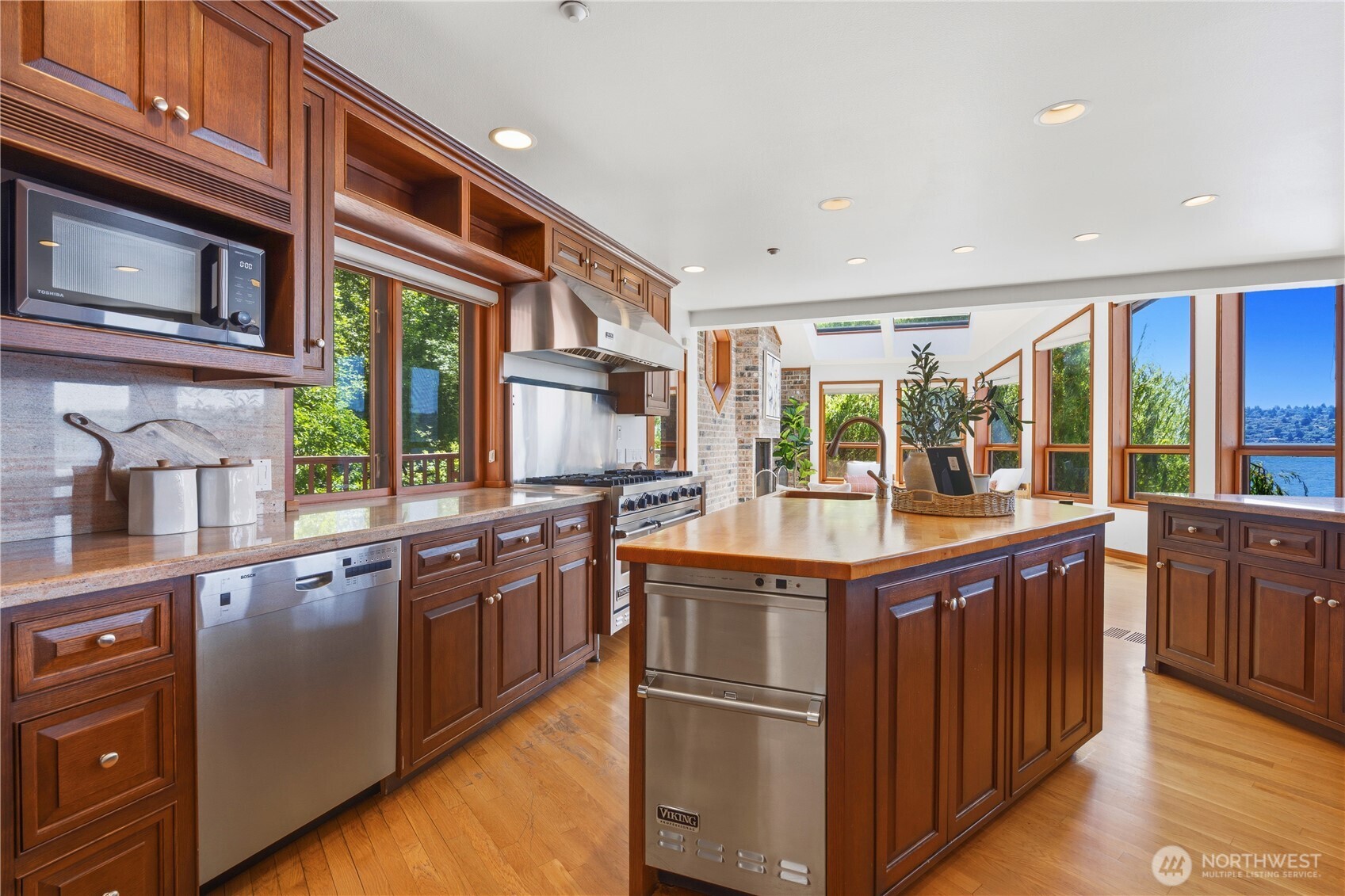 8279 West Mercer Way Mercer Island, WA 98040 - Photo 14 of 40
