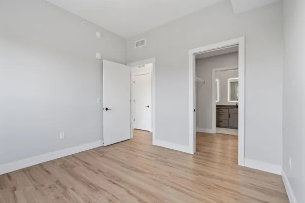 $3,789 | 470 Lexington Parkway South, Unit 518, St. Paul, MN 55105