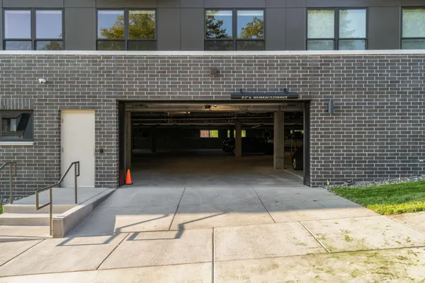 $3,789 | 470 Lexington Parkway South, Unit 518, St. Paul, MN 55105