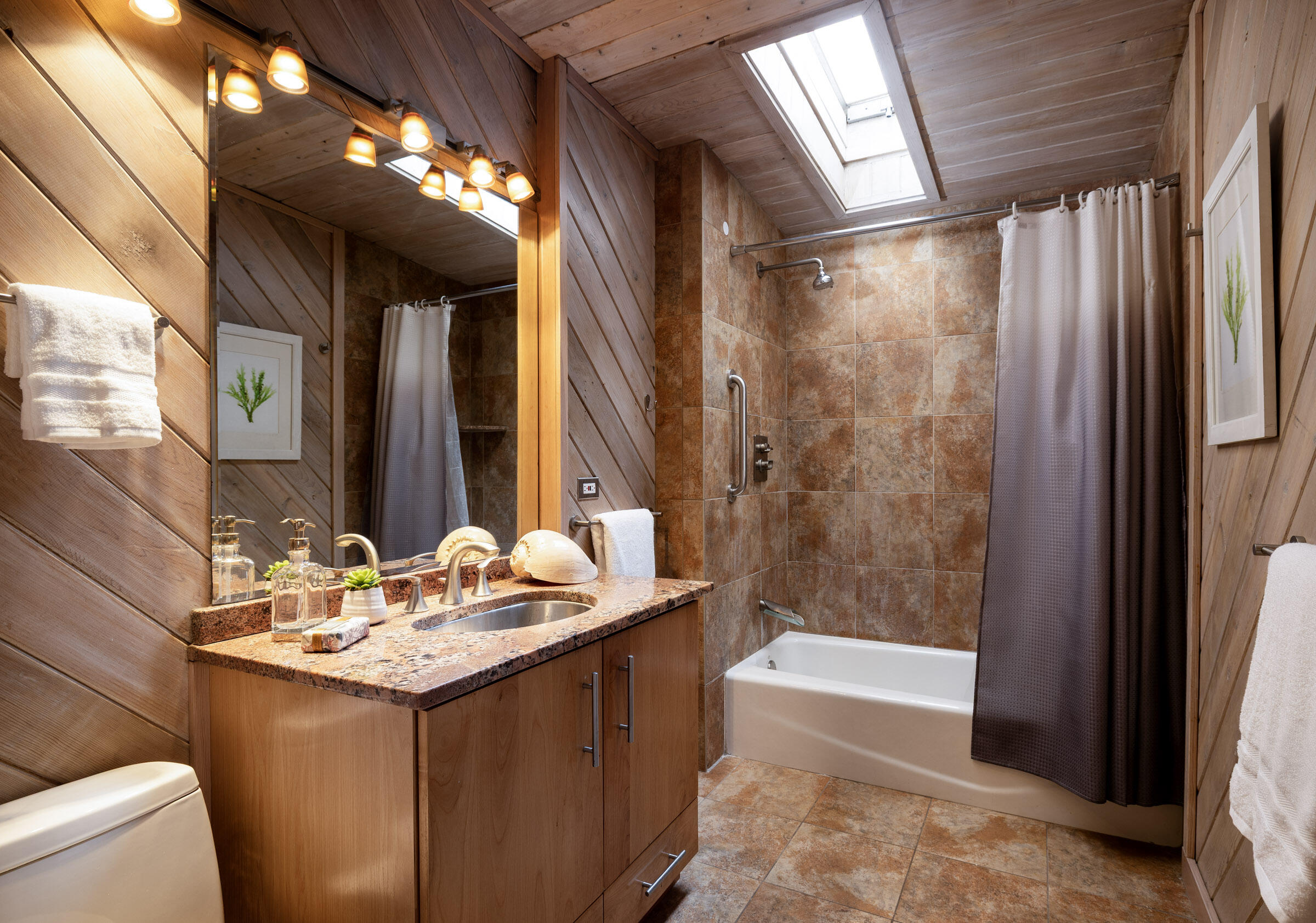 1330 West Valerio Street Santa Barbara, CA 93101 - Photo 14 of 31 Hall Bathroom