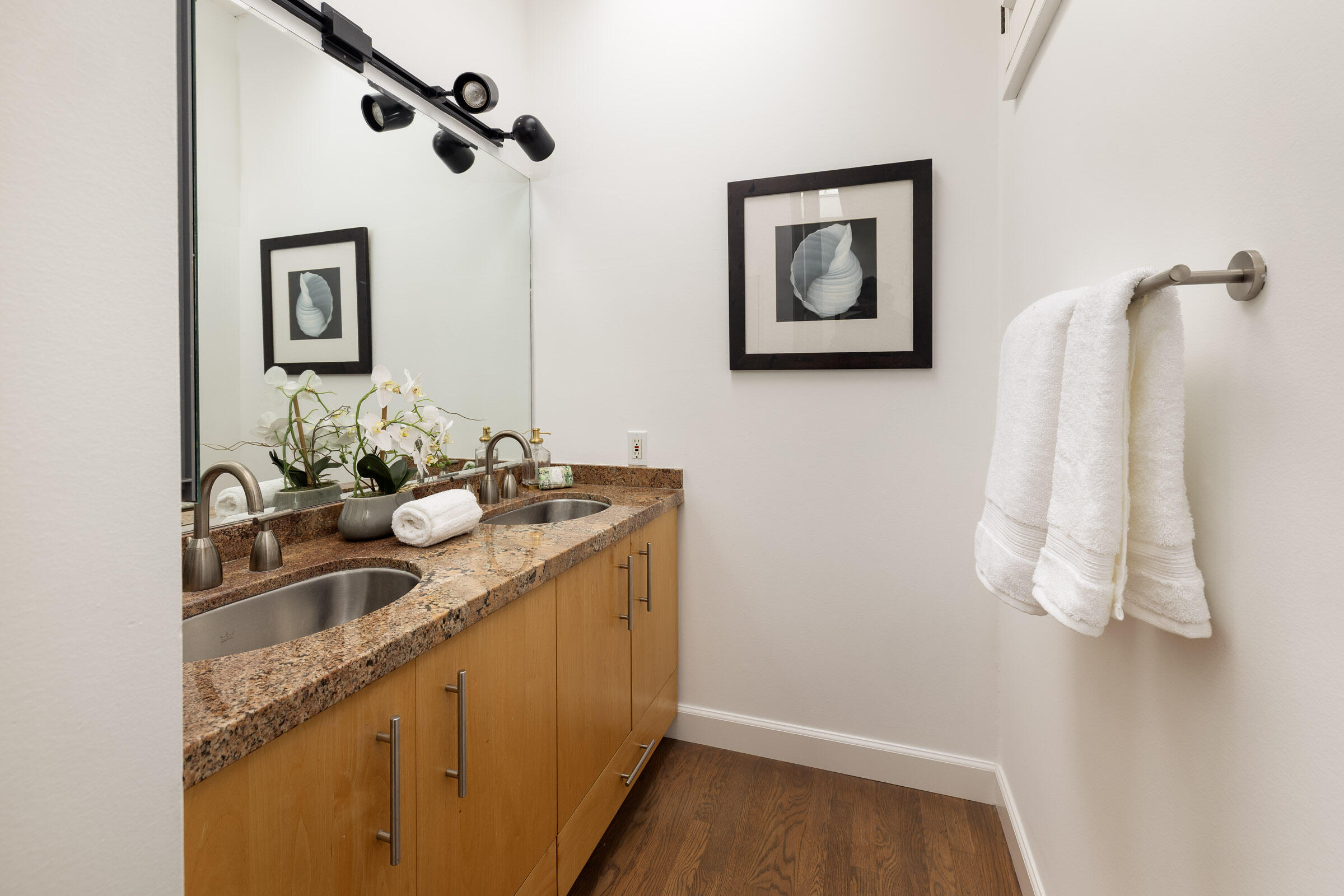 1330 West Valerio Street Santa Barbara, CA 93101 - Photo 19 of 31 Primary Bathroom