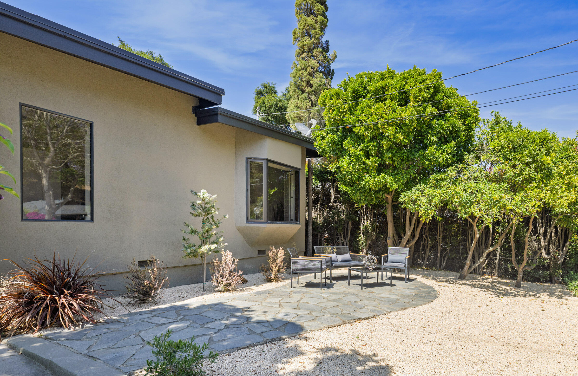 1330 West Valerio Street Santa Barbara, CA 93101 - Photo 3 of 31 Sitting area in front