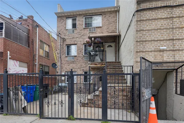 $999,000 | 2722 Wallace Avenue | Olinville