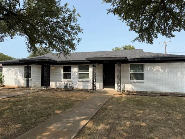 $1,450 | 2500 Normont Circle, Fort Worth, TX 76103