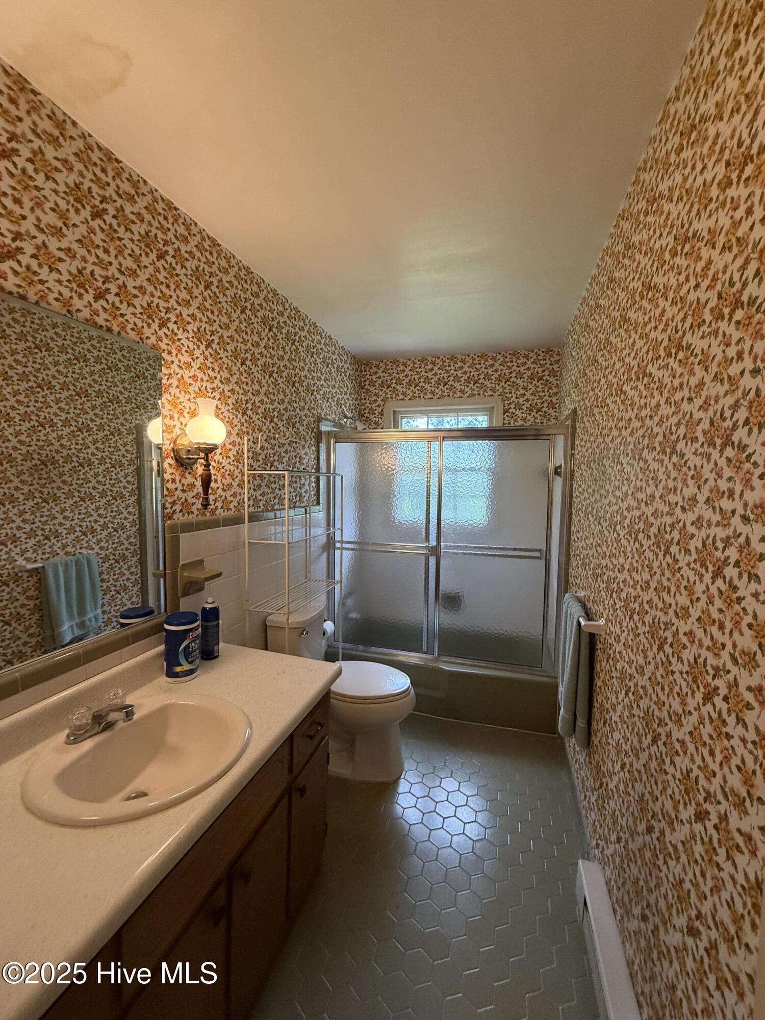 225 Tiptoe Road Edenton, NC 27932 - Photo 14 of 18 Hall/guest bath