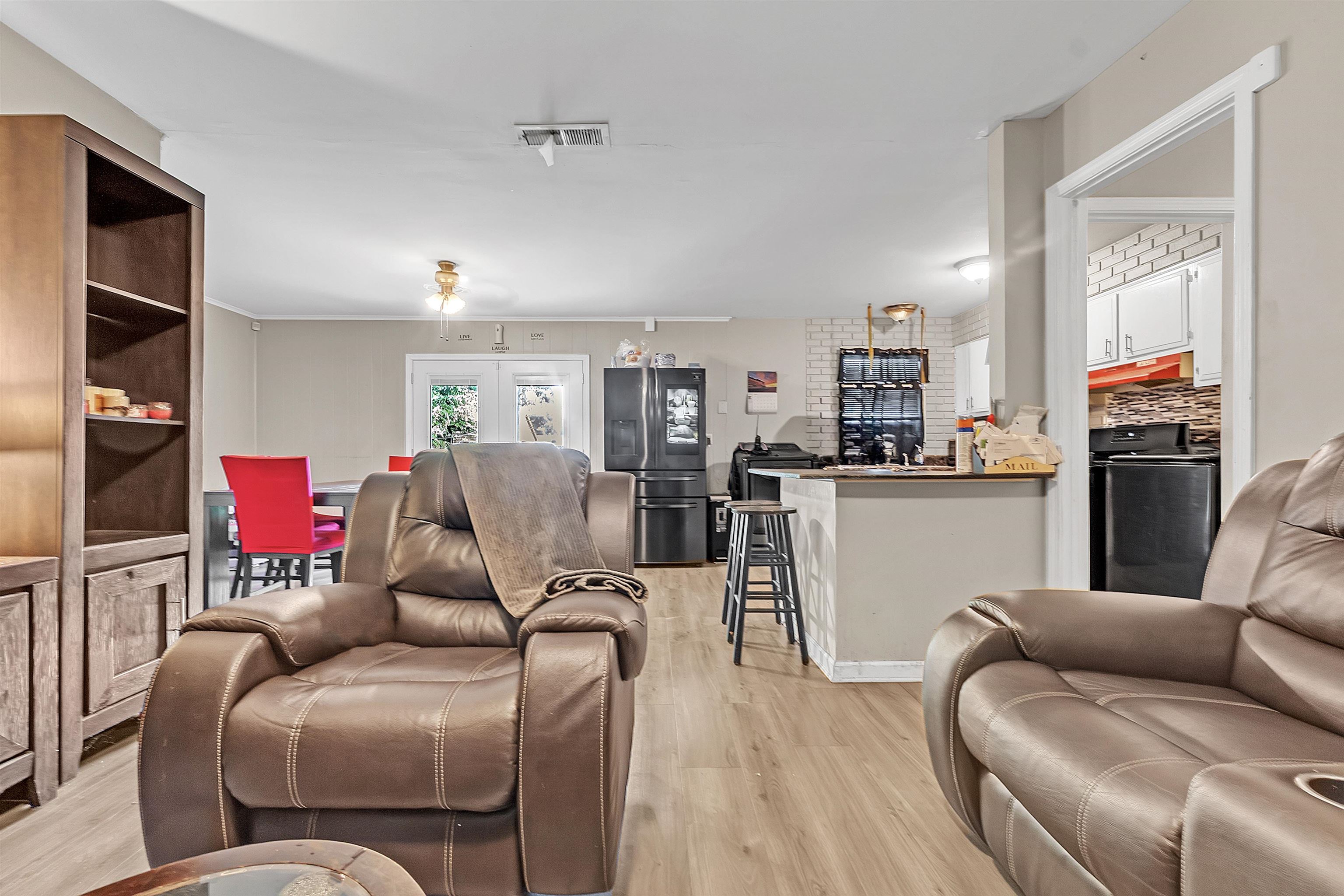 4159 Cochese Road Memphis, TN 38118 - Photo 5 of 18 a living room with furniture and a kitchen