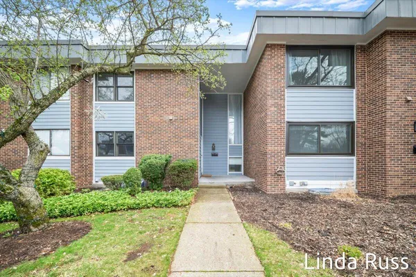 $320,000 | 2440 East Collier Avenue Southeast, Grand Rapids, MI 49546