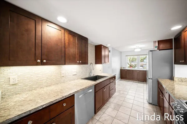 $320,000 | 2440 East Collier Avenue Southeast, Grand Rapids, MI 49546