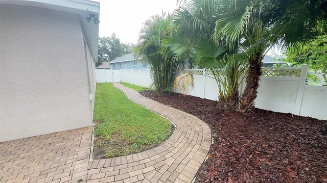 a view of a backyard