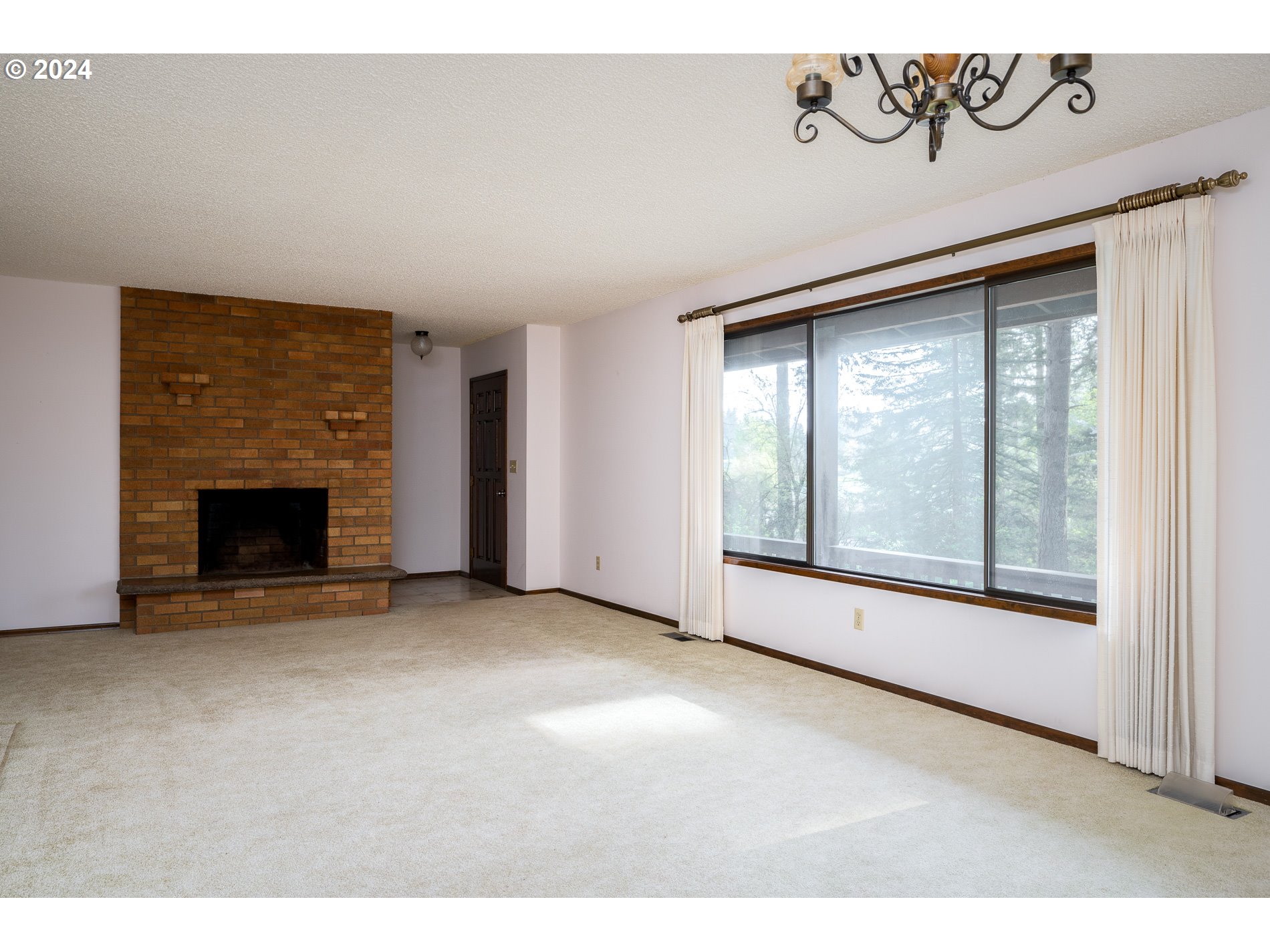 16461 South Bradley Road Oregon City, OR 97045 - Photo 10 of 41 Living Room
