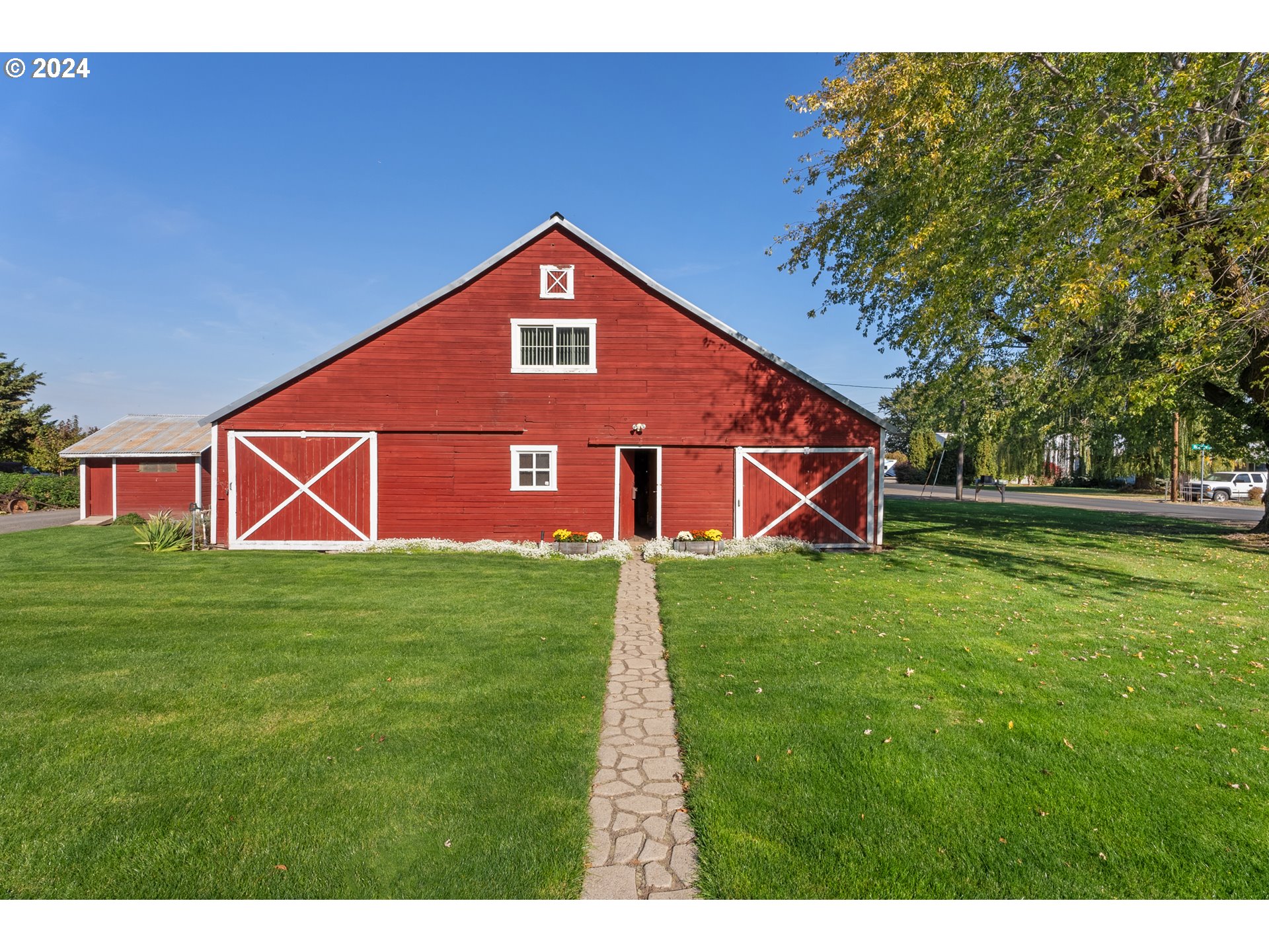 84768 Eastside Road Milton Freewater, OR 97862 - Photo 11 of 43 a front view of a house with garden