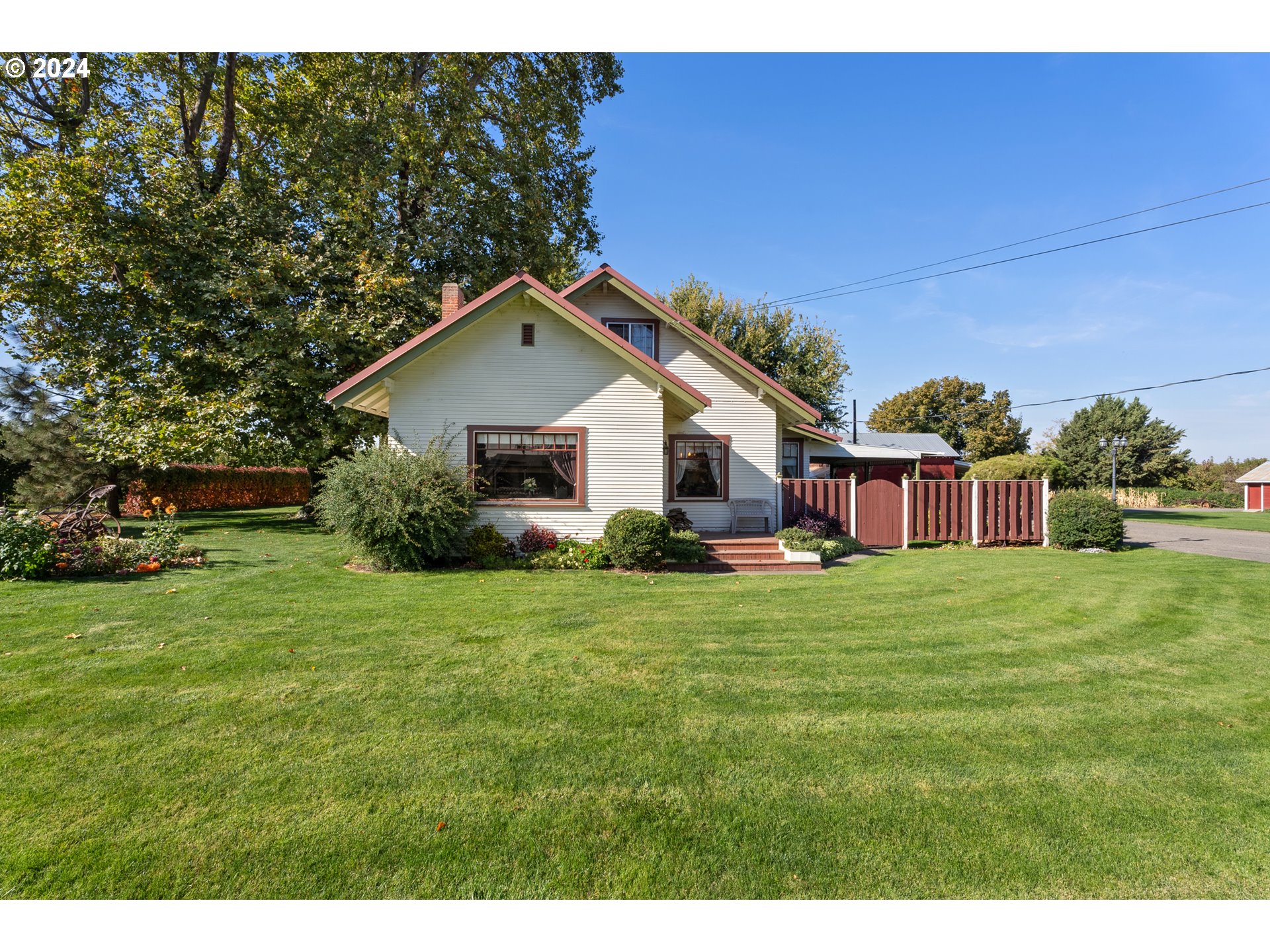 84768 Eastside Road Milton Freewater, OR 97862 - Photo 14 of 43 a front view of a house with a garden