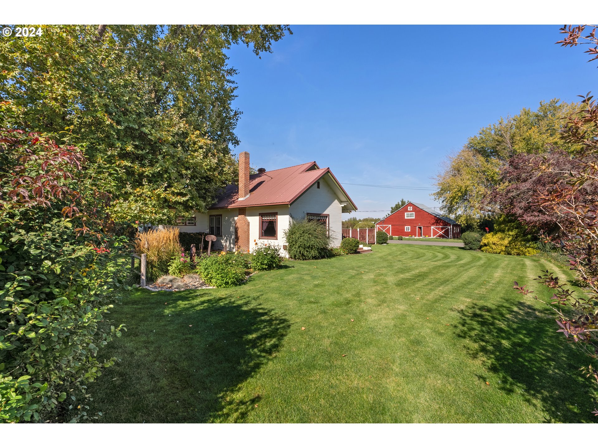 84768 Eastside Road Milton Freewater, OR 97862 - Photo 15 of 43 a front view of a house with garden
