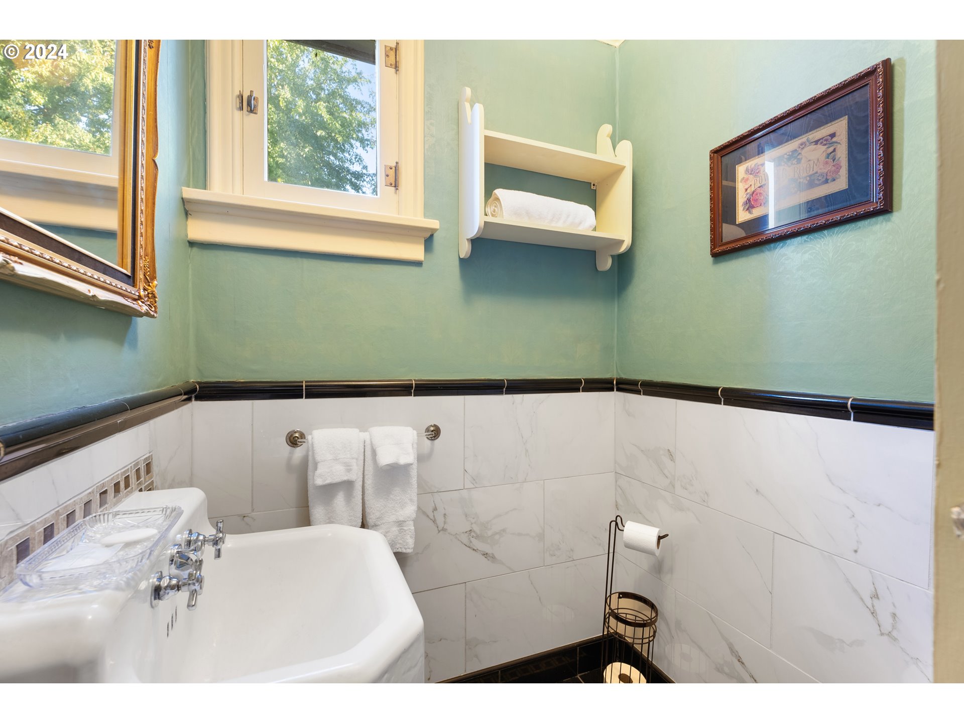 84768 Eastside Road Milton Freewater, OR 97862 - Photo 27 of 43 a bathroom with a bathtub and a sink