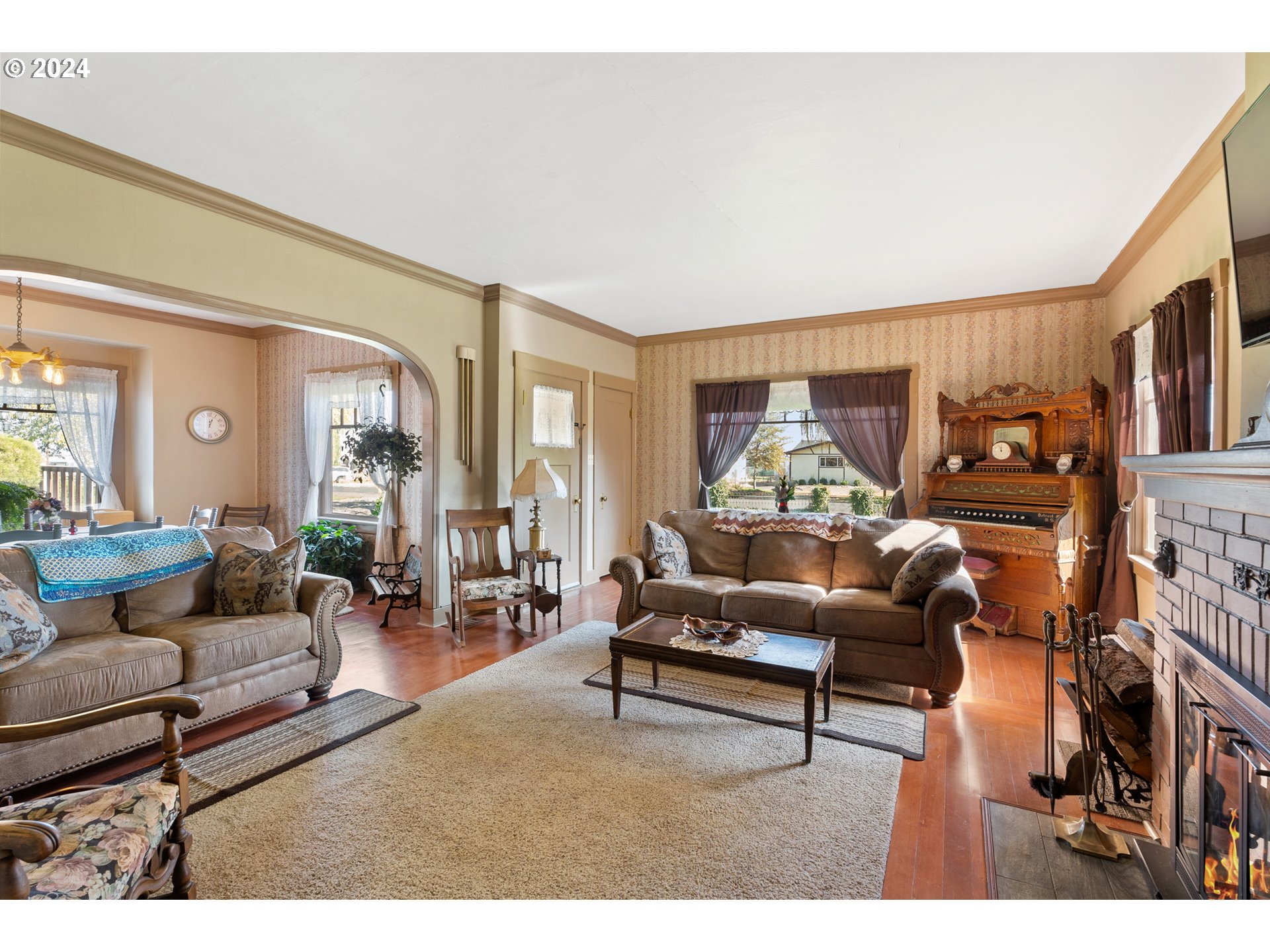 84768 Eastside Road Milton Freewater, OR 97862 - Photo 32 of 43 a living room with furniture and a potted plant