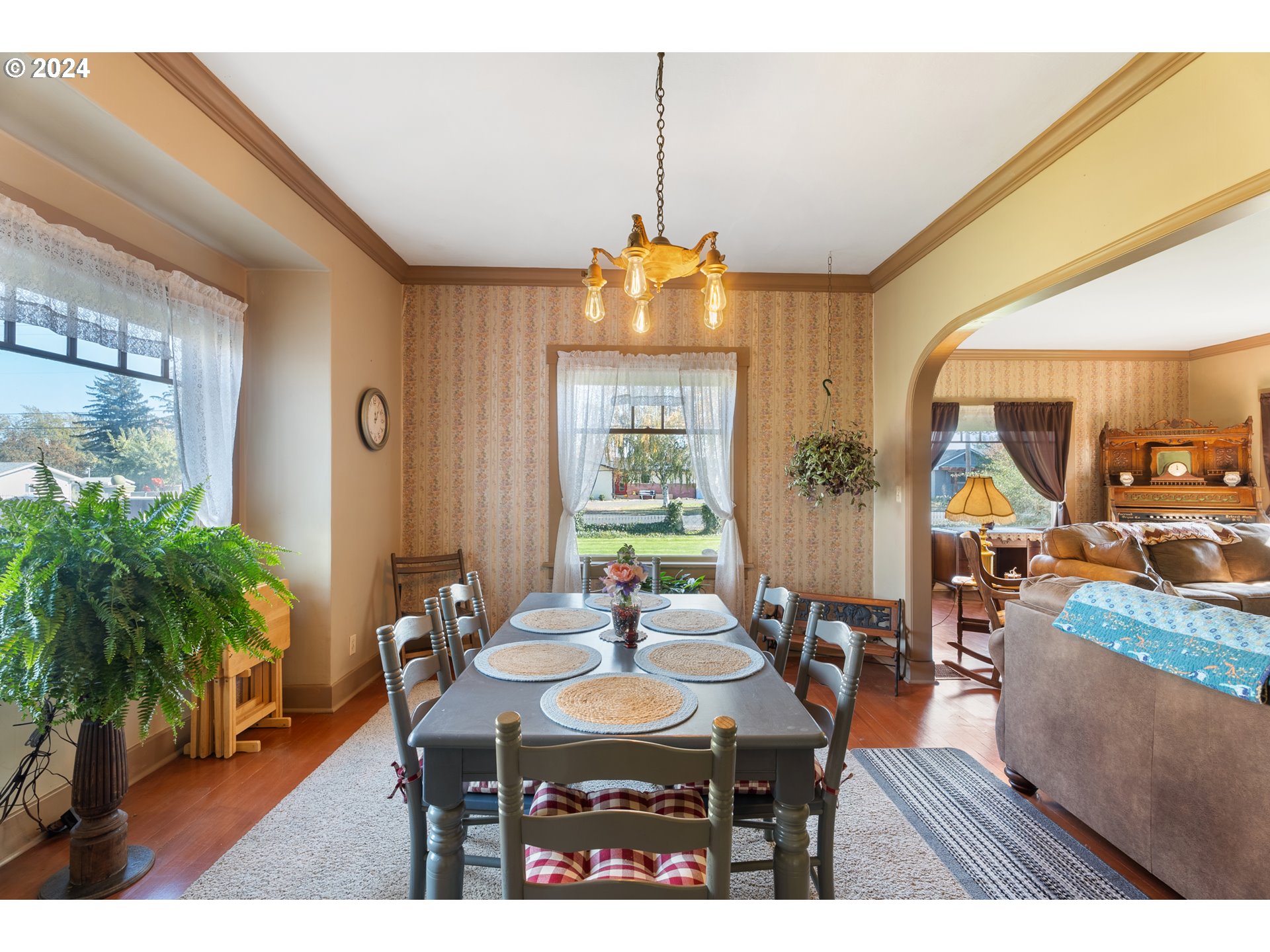 84768 Eastside Road Milton Freewater, OR 97862 - Photo 34 of 43 a dining room with furniture window and wooden floor