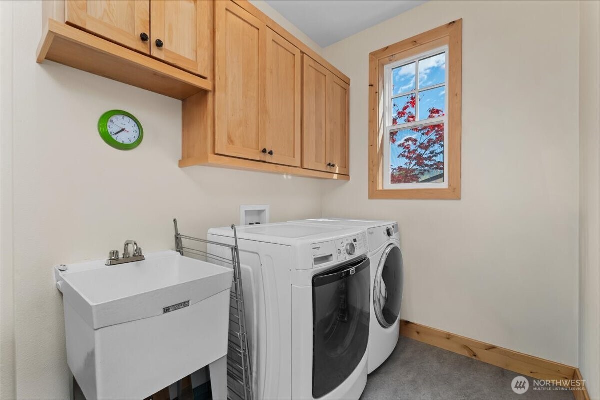 108 Jackrabbit Lane Chelan, WA 98816 - Photo 17 of 40 a utility room with dryer and washer