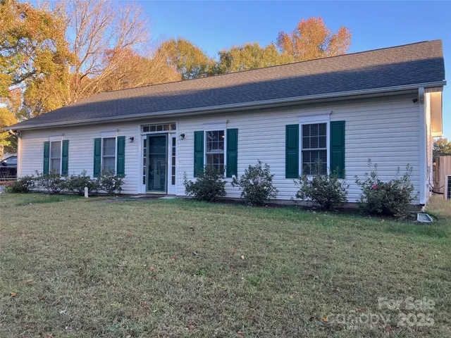 a view of a house with backyard and garden